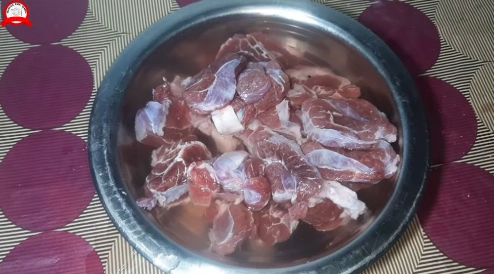 Tak perlu dicongkel, ini trik cepat mengeluarkan daging beku dari freezer dalam 5 menit