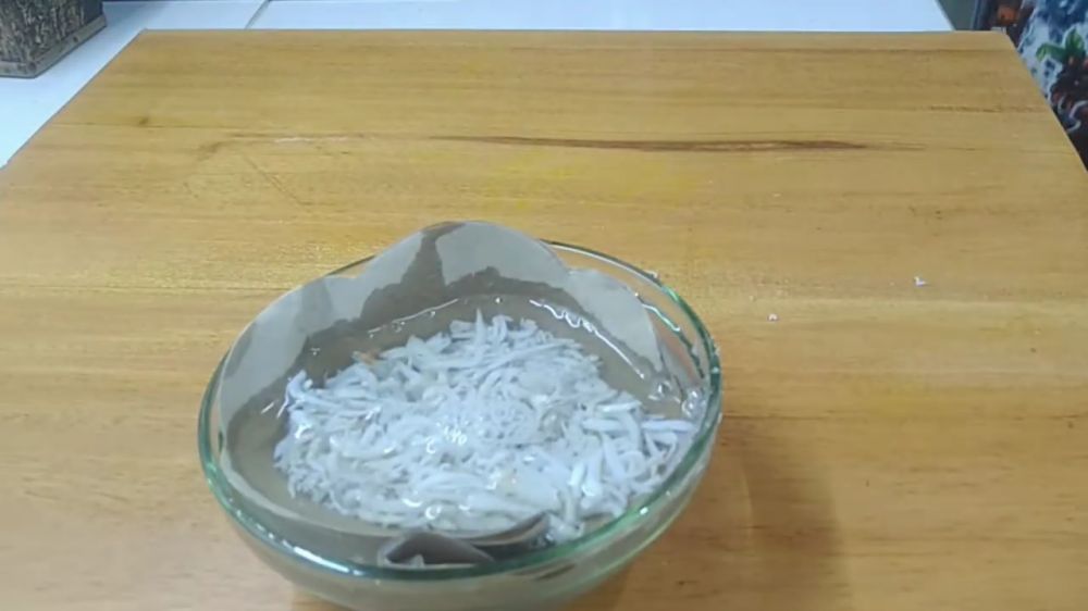 Bukan pakai larutan garam, ini cara menghilangkan rasa asin di ikan asin cuma pakai 1 alat sederhana