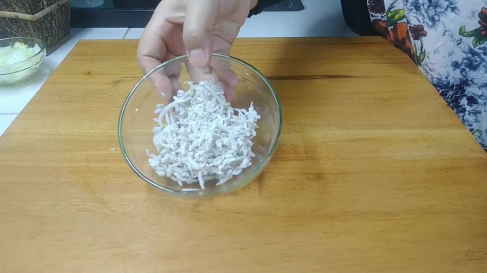 Bukan pakai larutan garam, ini cara menghilangkan rasa asin di ikan asin cuma pakai 1 alat sederhana