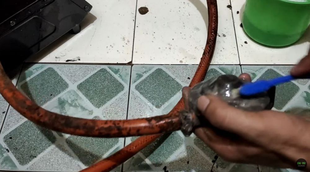 Tanpa sitrun dan air panas, begini cara bersihkan selang dan regulator tabung gas dalam waktu 3 menit