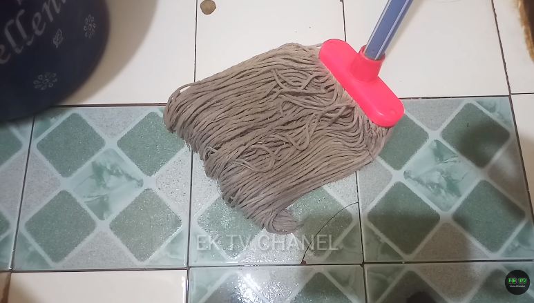 Tanpa sitrun, ini cara mencuci kain pel yang dekil agar bersih kembali cuma tambah 1 bahan dapur