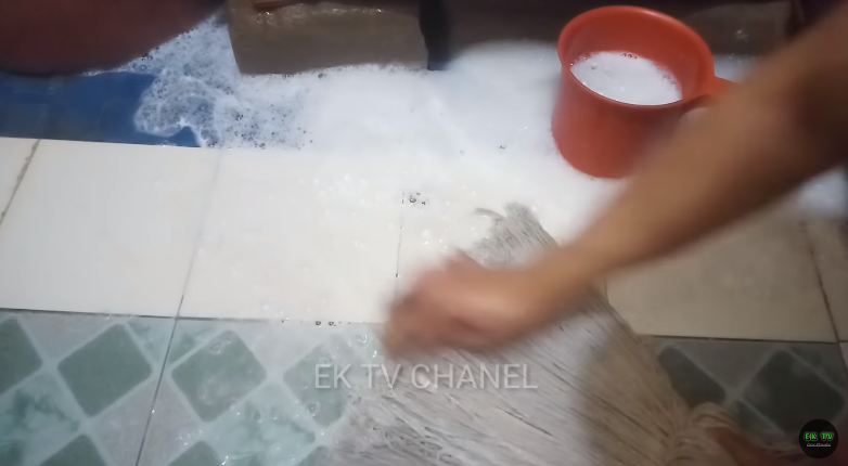 Tanpa sitrun, ini cara mencuci kain pel yang dekil agar bersih kembali cuma tambah 1 bahan dapur