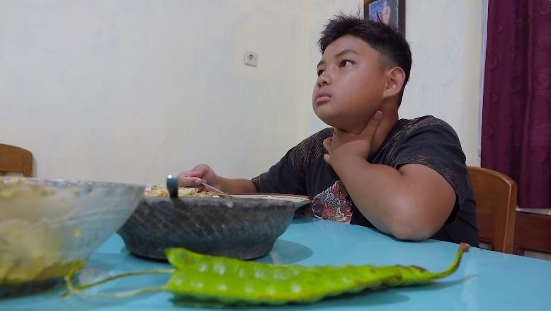 Bukan pisang, ini trik mudah mengatasi duri ikan yang tersangkut di tenggorokan pakai 1 bahan makanan