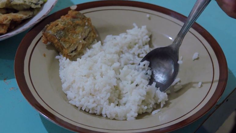 Bukan pisang, ini trik mudah mengatasi duri ikan yang tersangkut di tenggorokan pakai 1 bahan makanan