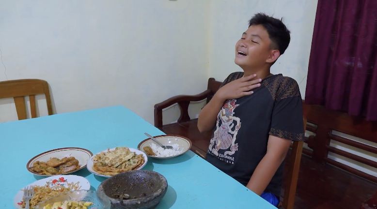 Bukan pisang, ini trik mudah mengatasi duri ikan yang tersangkut di tenggorokan pakai 1 bahan makanan