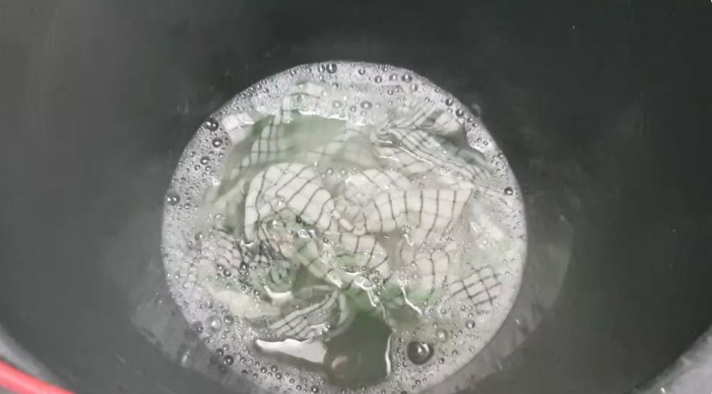 Tak perlu sitrun dan pemutih, ini trik cuci kain lap dapur yang berlemak dan bau tengik