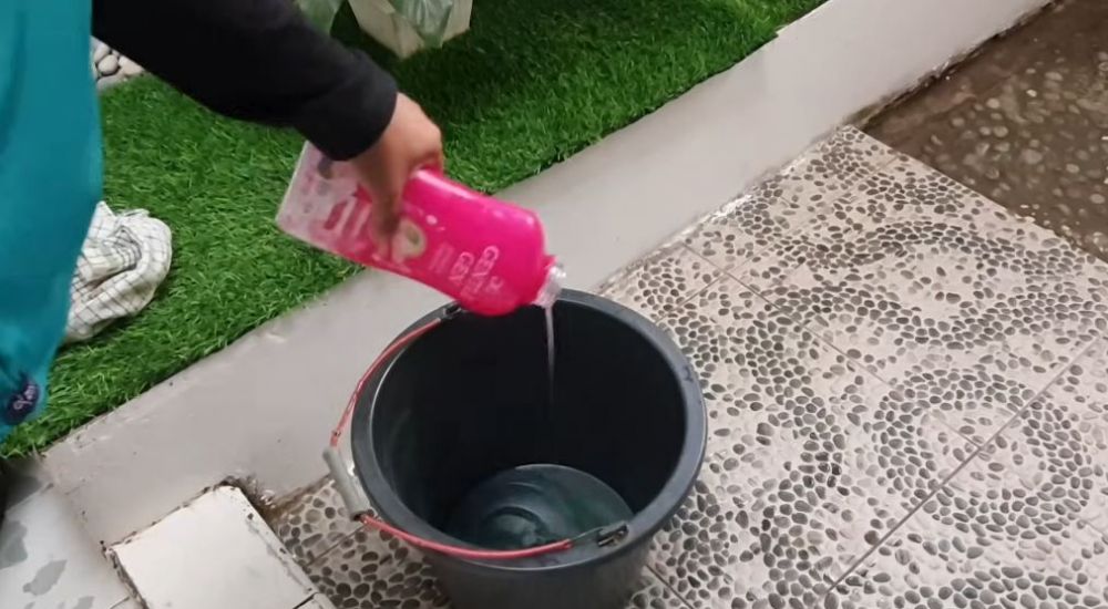 Tak perlu sitrun dan pemutih, ini trik cuci kain lap dapur yang berlemak dan bau tengik