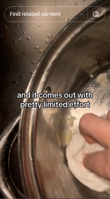 Tak perlu direndam lama, ini trik cepat bersihkan sisa kerak nasi di dalam panci pakai 2 bahan dapur