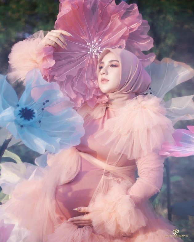 maternity shoot anak kedua tema bunga © instagram maternity shoot anak kedua tema bunga © instagram