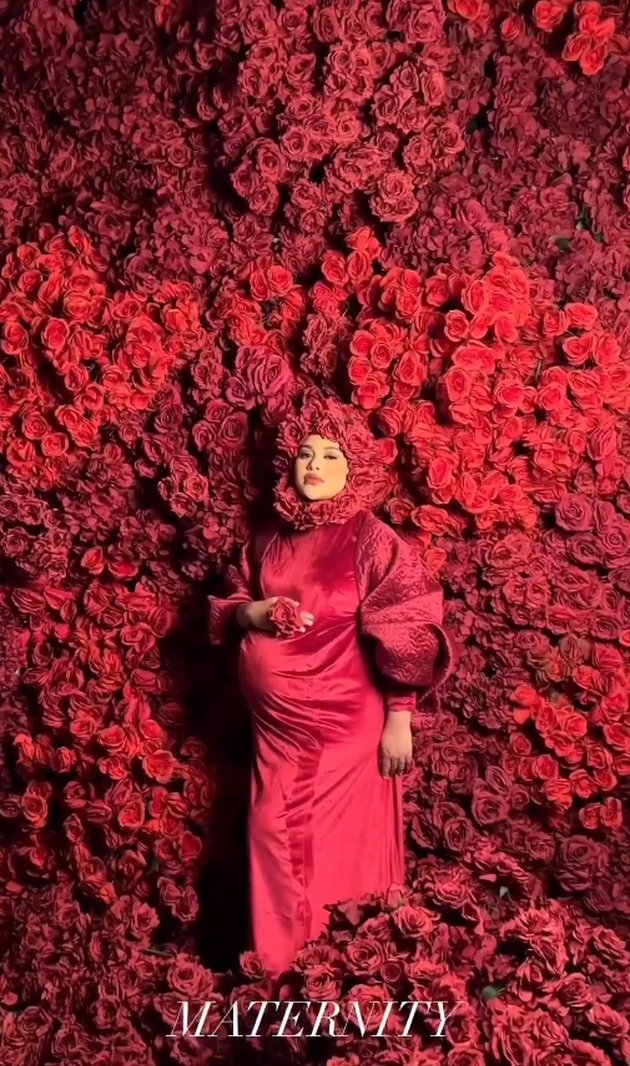 maternity shoot anak kedua tema bunga © instagram maternity shoot anak kedua tema bunga © instagram