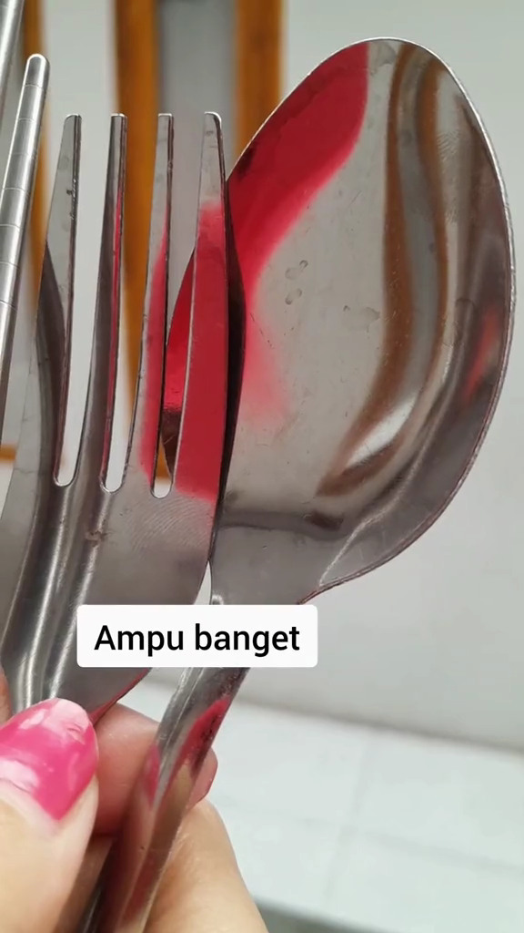 Tanpa cuka, ini cara basmi noda di sendok stainless steel agar kinclong lagi cuma pakai 2 bahan dapur