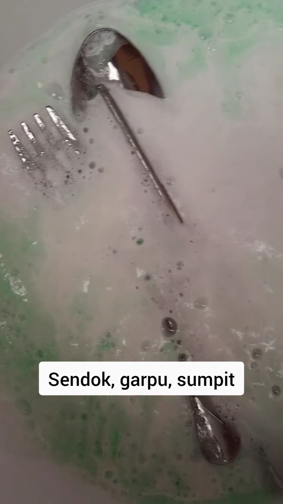 Tanpa cuka, ini cara basmi noda di sendok stainless steel agar kinclong lagi cuma pakai 2 bahan dapur