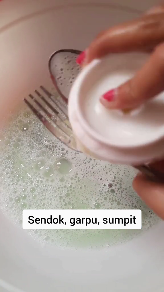 Tanpa cuka, ini cara basmi noda di sendok stainless steel agar kinclong lagi cuma pakai 2 bahan dapur