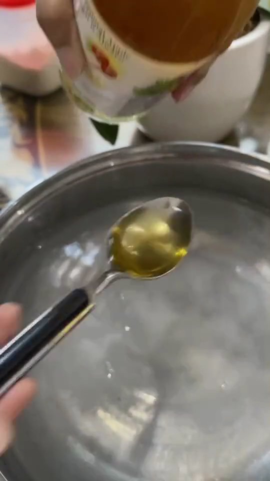 Bukan tepung, ini cara hilangkan lapisan lilin dan bahan pengawet pada anggur cuma pakai 3 bahan dapur