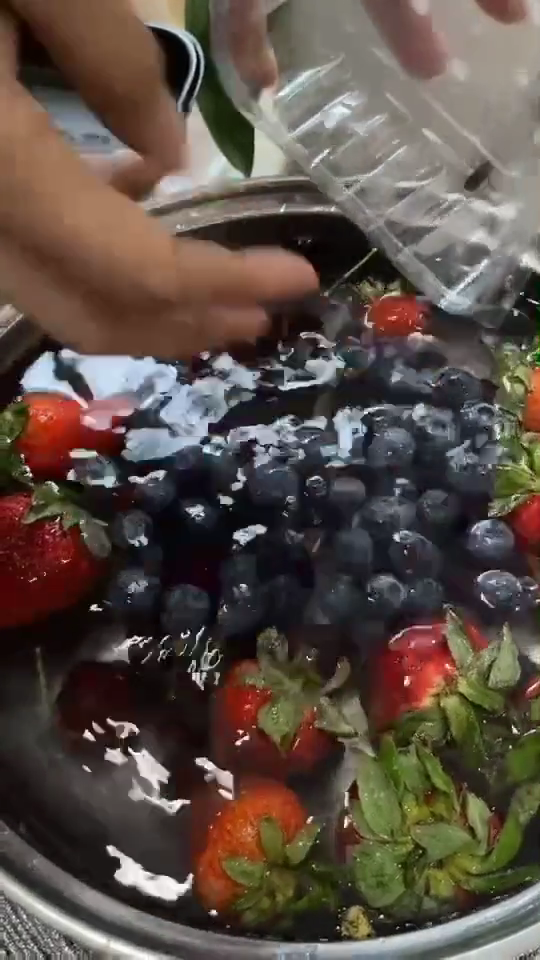 Bukan tepung, ini cara hilangkan lapisan lilin dan bahan pengawet pada anggur cuma pakai 3 bahan dapur