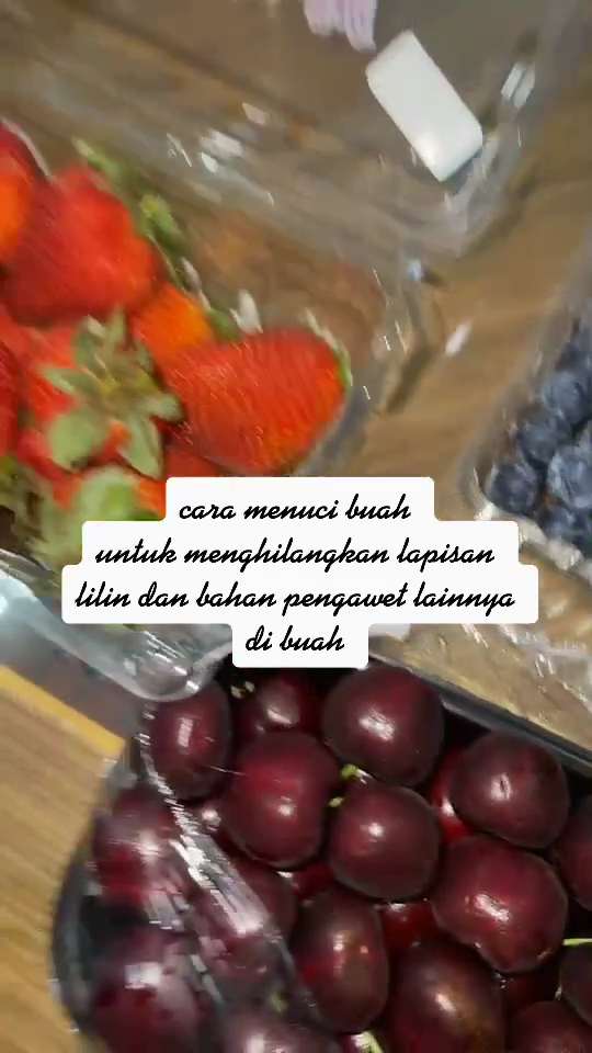 Bukan tepung, ini cara hilangkan lapisan lilin dan bahan pengawet pada anggur cuma pakai 3 bahan dapur
