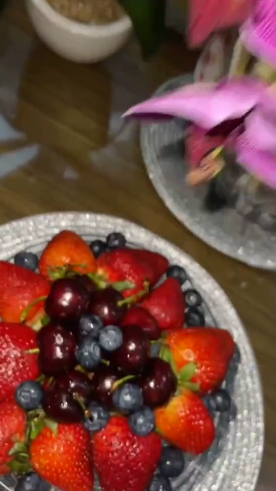 Bukan tepung, ini cara hilangkan lapisan lilin dan bahan pengawet pada anggur cuma pakai 3 bahan dapur