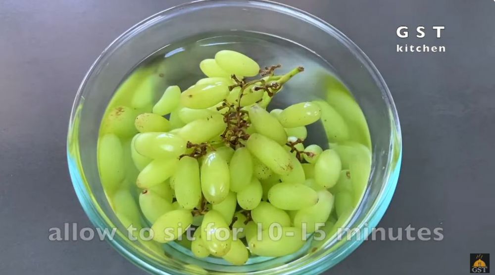 Tanpa tepung dan baking soda, ini cara menghilangkan lapisan lilin dan pestisida pada anggur