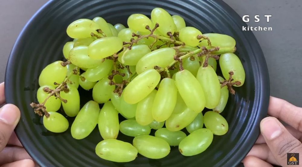 Tanpa tepung dan baking soda, ini cara menghilangkan lapisan lilin dan pestisida pada anggur