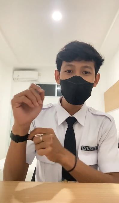pria tunjukkan beda wajahnya saat pakai dan copot masker TikTok pria tunjukkan beda wajahnya saat pakai dan copot masker TikTok