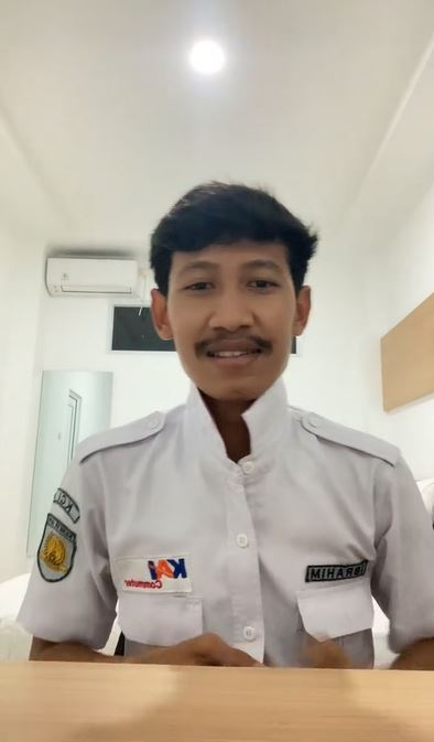pria tunjukkan beda wajahnya saat pakai dan copot masker TikTok pria tunjukkan beda wajahnya saat pakai dan copot masker TikTok