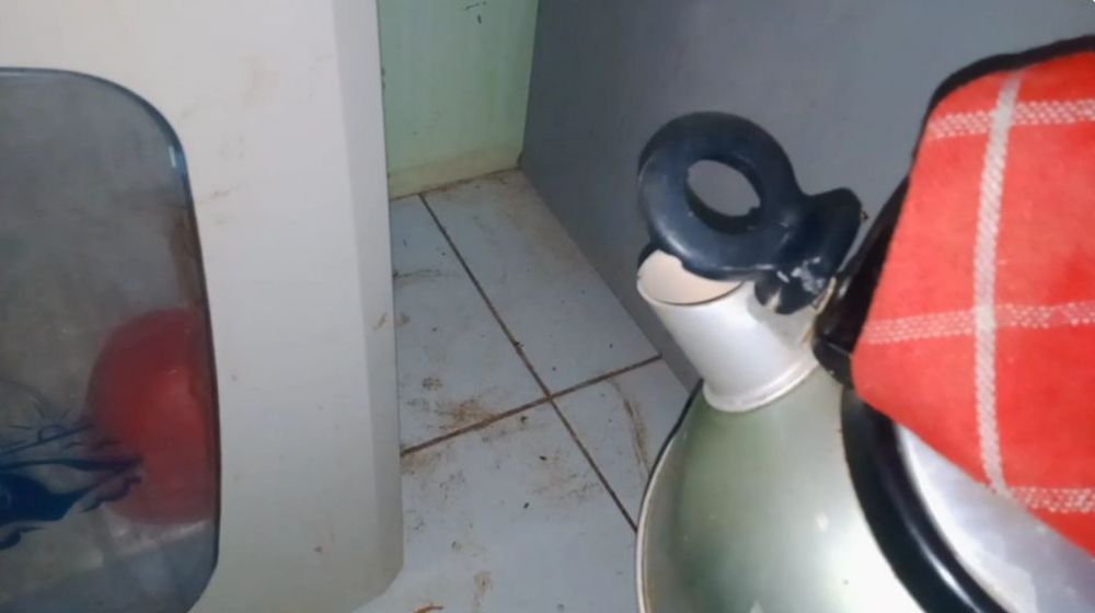 Bermodal 2 bahan dapur, begini cara mengepel lantai keramik yang berkerak dan kusam