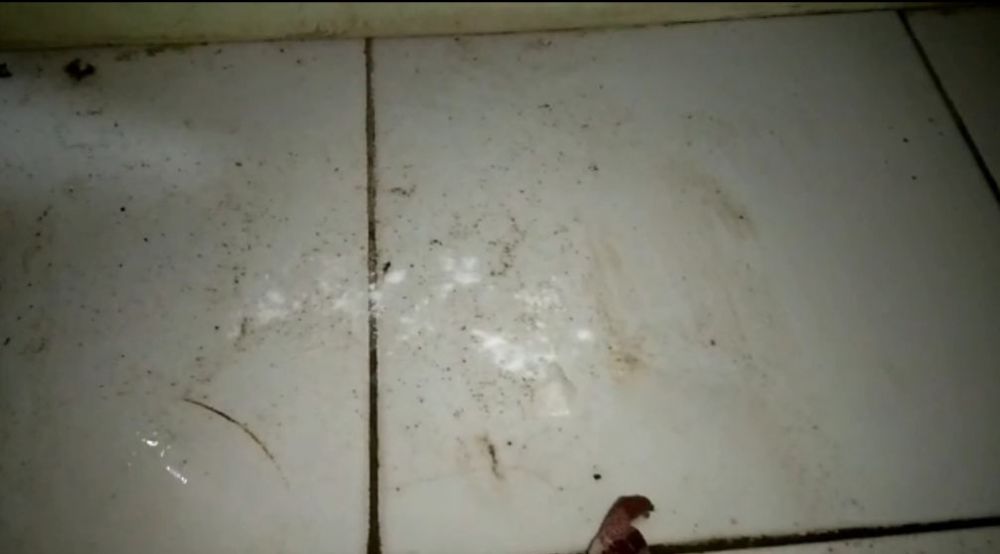 Bermodal 2 bahan dapur, begini cara mengepel lantai keramik yang berkerak dan kusam