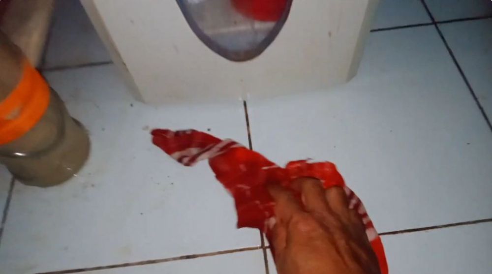 Bermodal 2 bahan dapur, begini cara mengepel lantai keramik yang berkerak dan kusam