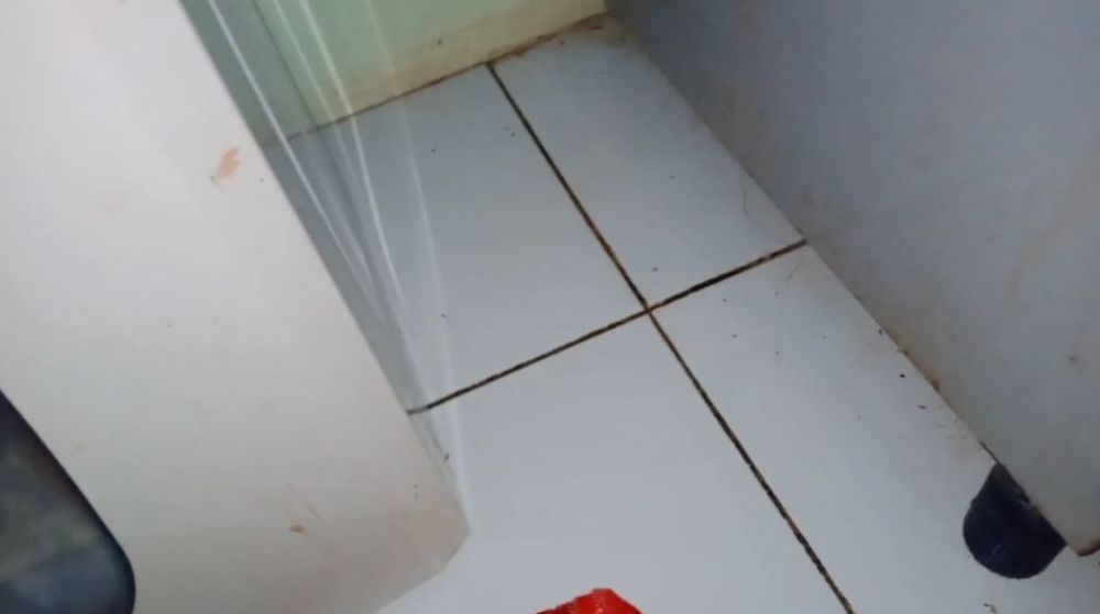 Bermodal 2 bahan dapur, begini cara mengepel lantai keramik yang berkerak dan kusam