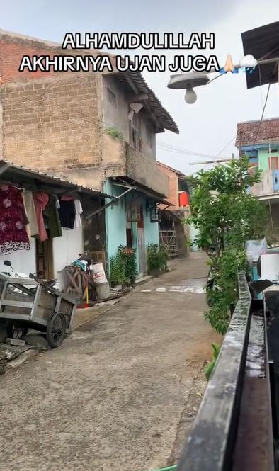 Momen haru warga Depok tak kuasa menangis saat melihat hujan TikTok Momen haru warga Depok tak kuasa menangis saat melihat hujan TikTok