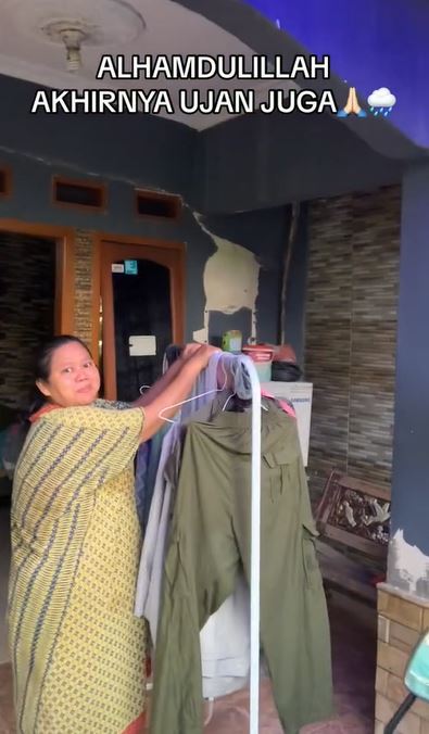 Momen haru warga Depok tak kuasa menangis saat melihat hujan TikTok Momen haru warga Depok tak kuasa menangis saat melihat hujan TikTok