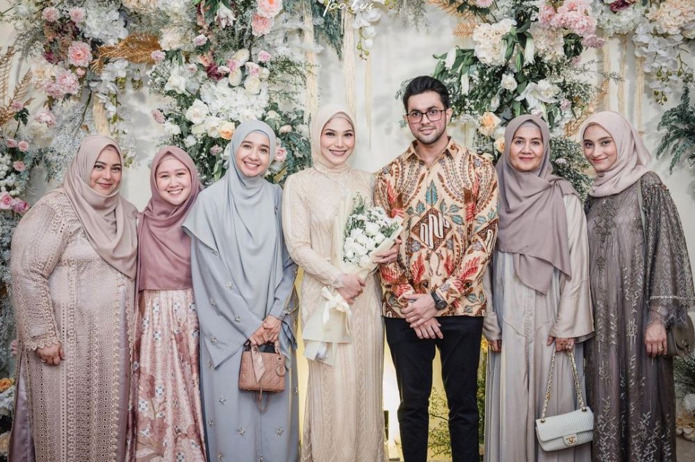 pesona pesinetron era 2000-an saat kondangan © berbagai sumber pesona pesinetron era 2000-an saat kondangan © berbagai sumber