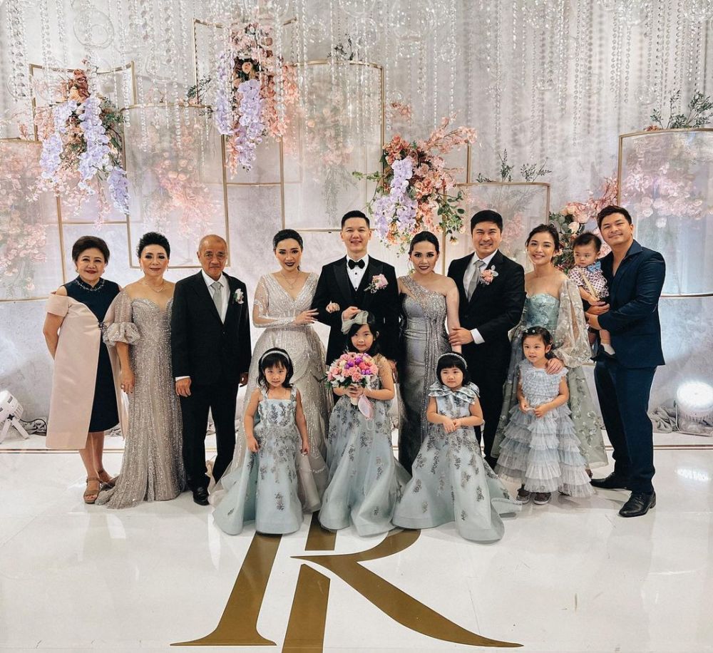 pesona pesinetron era 2000-an saat kondangan © berbagai sumber pesona pesinetron era 2000-an saat kondangan © berbagai sumber