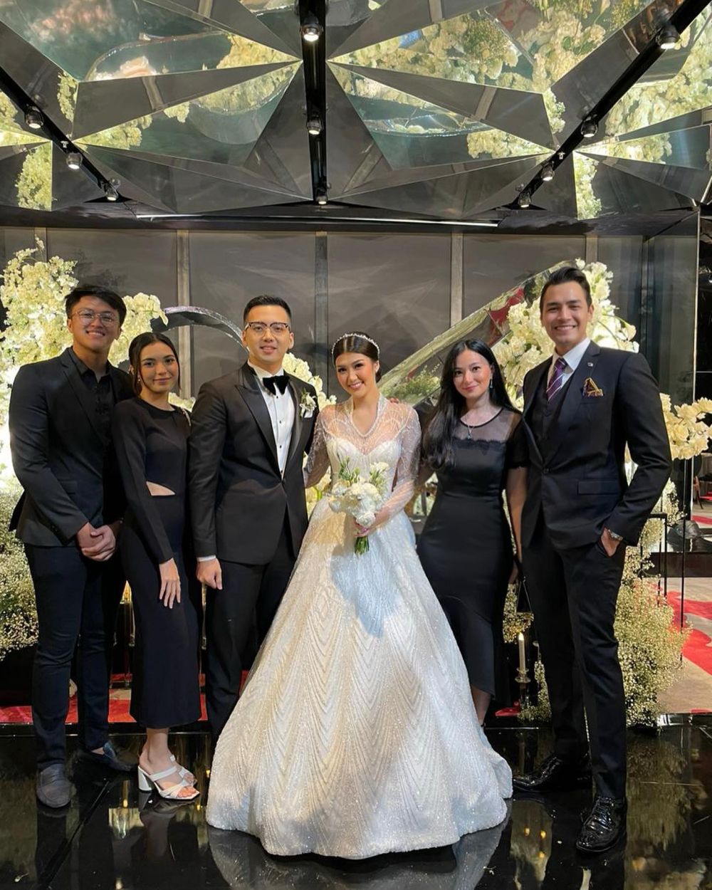 pesona pesinetron era 2000-an saat kondangan © berbagai sumber pesona pesinetron era 2000-an saat kondangan © berbagai sumber