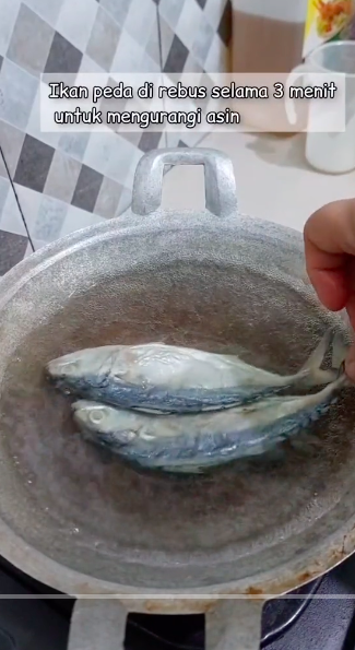 Bukan pakai larutan garam, ini cara ampuh mengurangi rasa asin pada ikan peda dengan 1 bahan sederhana