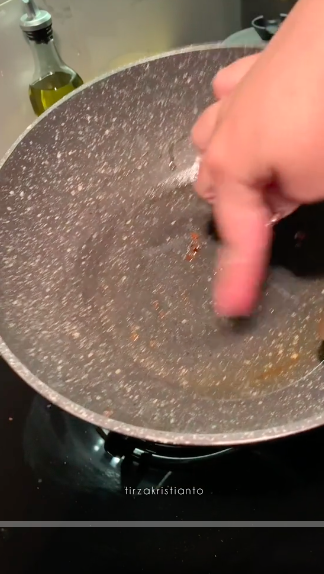 Tak perlu baking soda, ini cara cuci wajan berminyak agar keset lagi cuma tambah 1 alat sederhana