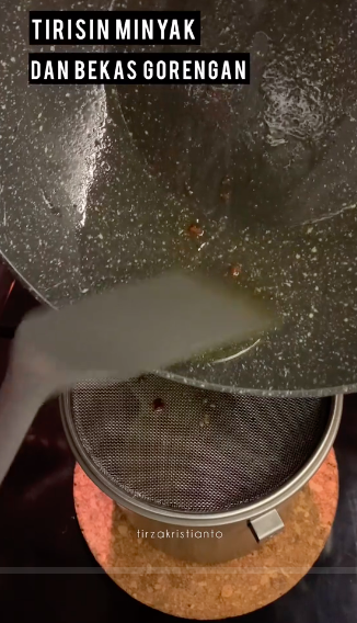 Tak perlu baking soda, ini cara cuci wajan berminyak agar keset lagi cuma tambah 1 alat sederhana