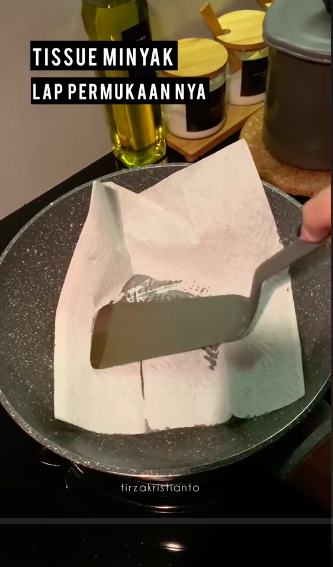 Tak perlu baking soda, ini cara cuci wajan berminyak agar keset lagi cuma tambah 1 alat sederhana