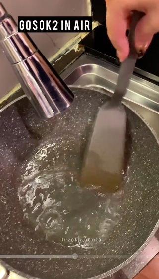 Tak perlu baking soda, ini cara cuci wajan berminyak agar keset lagi cuma tambah 1 alat sederhana