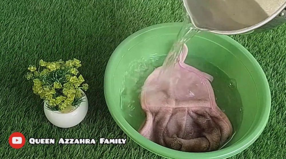 Tanpa disikat atau direndam lama, ini cara mencuci handuk dapur dekil pakai tambahan 1 bahan dapur