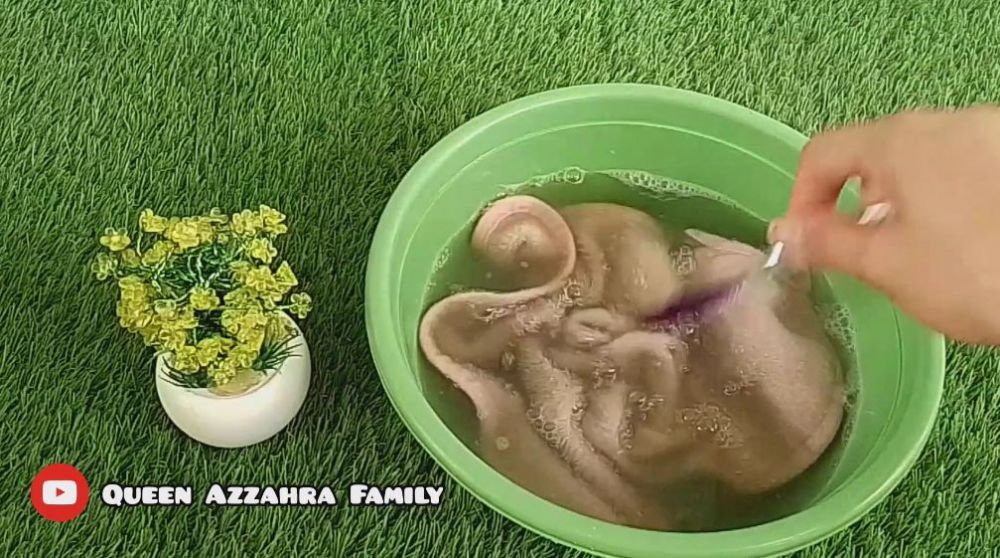 Tanpa disikat atau direndam lama, ini cara mencuci handuk dapur dekil pakai tambahan 1 bahan dapur