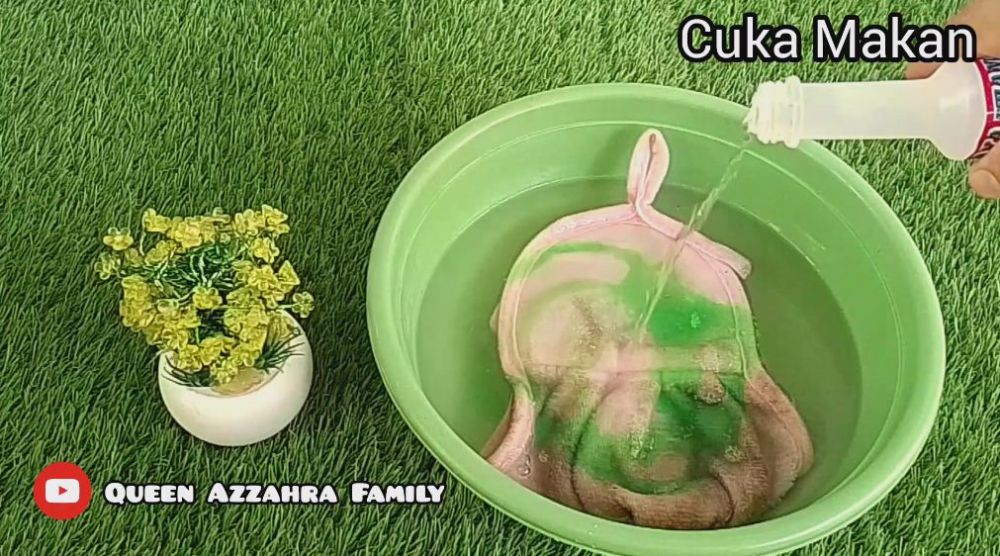 Tanpa disikat atau direndam lama, ini cara mencuci handuk dapur dekil pakai tambahan 1 bahan dapur