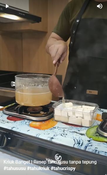 Bukan ditambah tepung, begini trik menggoreng tahu agar semakin krispi dan nggak mudah kempis