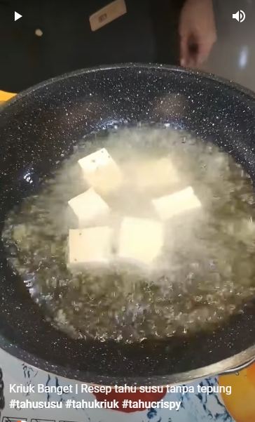 Bukan ditambah tepung, begini trik menggoreng tahu agar semakin krispi dan nggak mudah kempis