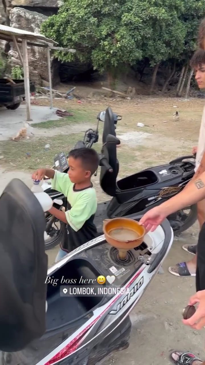 pembalap motogp beli bensin eceran di lombok  Berbagai sumber