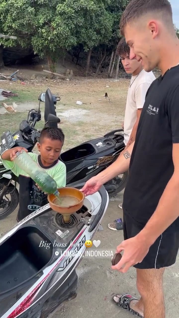 Momen lucu pembalap MotoGP 2 Filip Salac beli bensin eceran dilayani bocah Lombok, panggilannya kocak