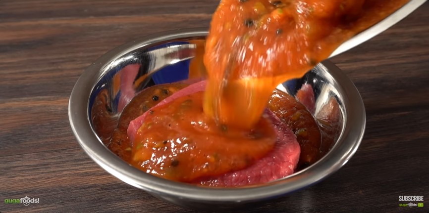 Bukan diberi baking soda atau jahe, ini trik mengempukkan daging hanya dimarinasi pakai 1 jenis buah