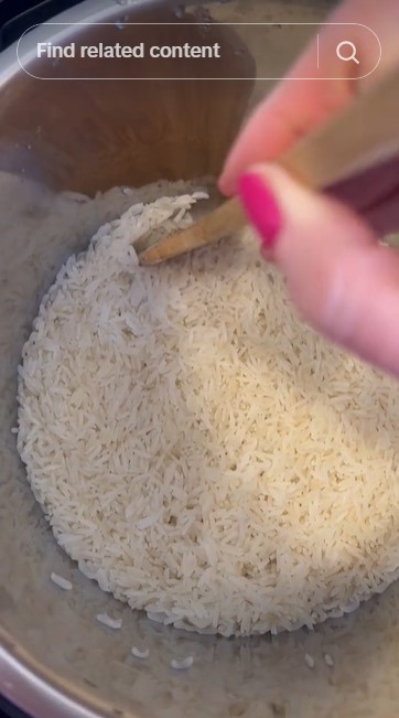 Tanpa bawang putih atau minyak kelapa, trik menanak nasi di rice cooker biar pulen tapi tak lengket
