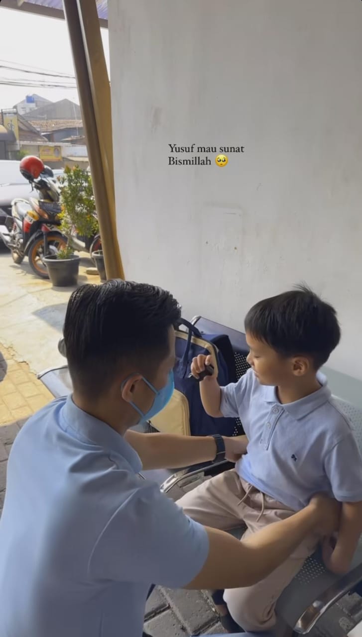 Ikram Rosadi dampingi Yusuf disunat © Instagram Ikram Rosadi dampingi Yusuf disunat © Instagram