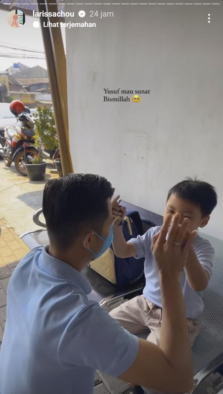 Ikram Rosadi dampingi Yusuf disunat © Instagram Ikram Rosadi dampingi Yusuf disunat © Instagram